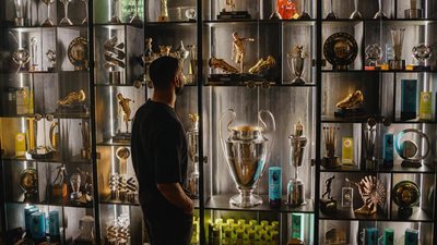 محمد صلاح يستعرض ذكرياته وبطولاته مع ليفربول في صورة مؤثرة