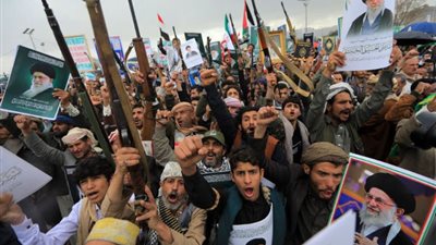 كيف سيتغير مشهد الصراع في المنطقة بعد دخول الحوثيين الحرب رسميا؟ 