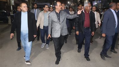 محافظ سوهاج يقود حملة ميدانية مسائية مكبرة لتنفيذ قرار غلق المحال ورفع الإشغال