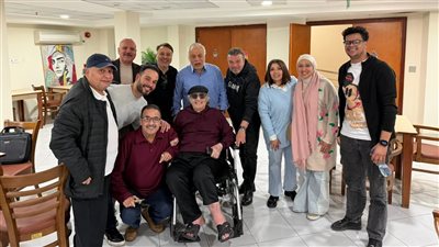 داخل دار إقامة كبار الفنانين .. وفد من نقابة المهن التمثيلية يزور محيي إسماعيل