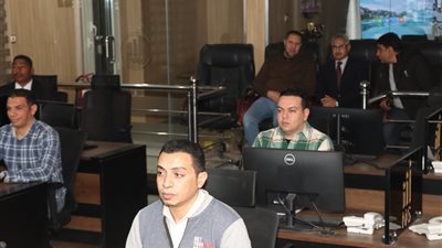 محافظ بني سويف يتابع من مركز السيطرة الالتزام بمواعيد غلق المحال والمنشآت 