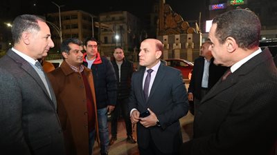 في أول أيام تطبيق قرار غلق المحال.. محافظ الغربية في جولة ليلية بشوارع حي أول 