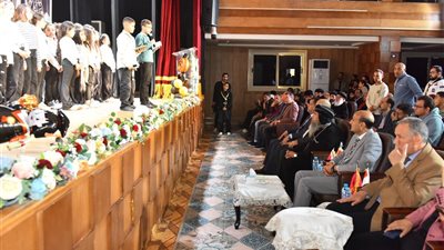 محافظ أسيوط يشهد احتفالية مدرسة سانت ماري بمنفلوط بعيد الأم وتخرج الطلاب