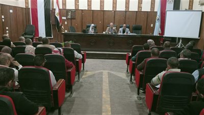 مدير تعليم أسيوط يعقد اجتماعا لضبط منظومة صرف المستحقات المالية