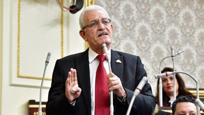 رئيس برلمانية التجمع  يرفض منح وزير البترول تصاريح جديدة