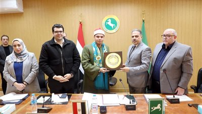 محافظ الشرقية يُكرم القارئ محمد كامل ابن مركز كفر صقر لفوزه فى “دولة التلاوة”