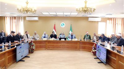خلال اجتماع المجلس التنفيذى .. محافظ الشرقية يشدد على مواعيد غلق المحال 