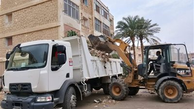تكثيف أعمال النظافة ورفع المخلفات بحي فيصل في السويس