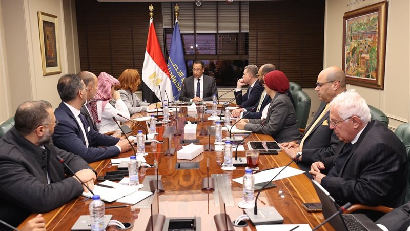 اجتماع وزير الاتصالات