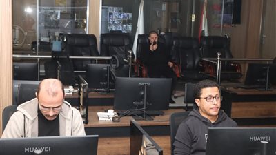 سكرتير عام بني سويف يتابع تنفيذ قرار غلق المحال من مركز السيطرة