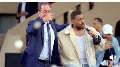 مكنش يعرفه .. تامر حسني يوجه الشكر لسفير فرنسا بعد رقصه معه في إحدى حفلاته
