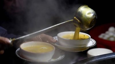 اكتشفي أيهما الأفضل مرق العظام أم الدجاج من حيث القيمة ؟
