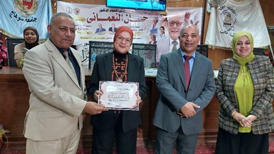 جامعة سوهاج تحتفي بالأمهات.. كلية الآداب تكرم 100 من منتسباتها |صور