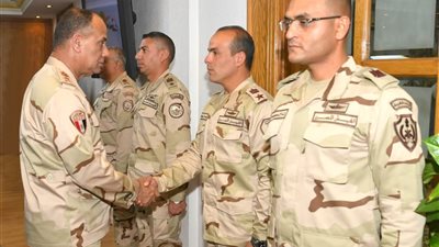 وزير الدفاع يلتقي عددًا من مقاتلي الجيشين الثاني والثالث الميدانيين