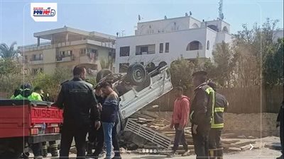 إصابة قائد سيارة نصف نقل في انقلاب مفاجئ أعلى الكورنيش الجديد بالمقطم