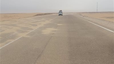 محافظ أسيوط يعلن إعادة فتح طريق ديروط – الفرافرة بعد إزالة الرمال