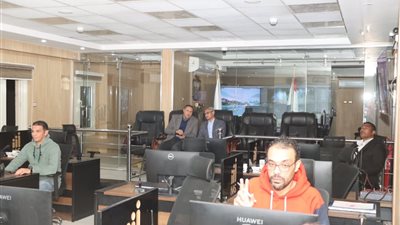 محافظ بني سويف يتابع ميدانيًا تطبيق قرار غلق المحال التجارية