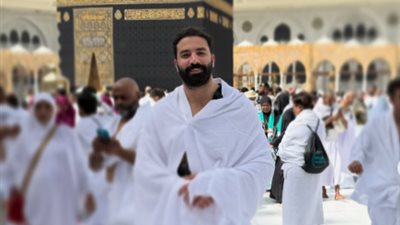 من أمام الكعبة.. حازم إيهاب يؤدي مناسك العمرة |صور 