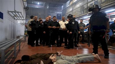 ما عقوبة إعدام الأسرى سواء فلسطينيين أو غيرهم وفقًا للقانون الدولي؟