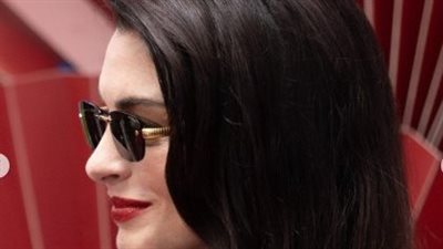 بإطلالة رائعة.. آن هاثاواي تطلق الجولة الترويجية لفيلم The Devil Wears Prada