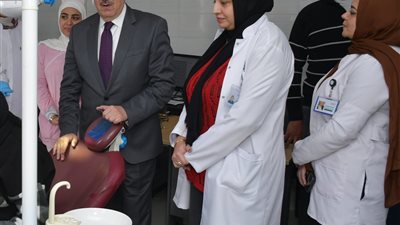 محافظ بورسعيد يتابع سير العمل بوحدة العلاج الطبيعي بحي المناخ