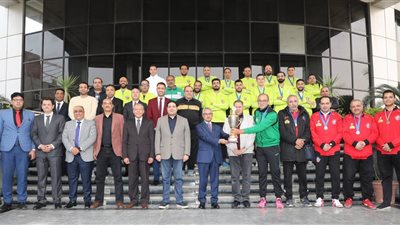 احتفاءً بصعودهم الممتاز.. محافظ بني سويف يُكرم كرة اليد ويهديهم درع المحافظة