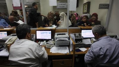 بعد قرار انتظام الدراسة.. هل يتم تعطيل العمل غدا في المصالح الحكومية؟