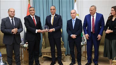 محافظ الجيزة يكرم 