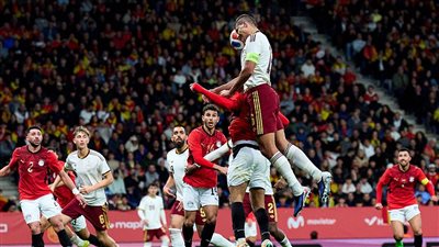 أحمد موسى يدين تصرفات جماهير إسبانيا ضد منتخب مصر: «فضيحة وعار»