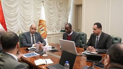 وزير العمل والجامعة البريطانية يبحثان تأهيل الشباب للسوق الإيطالي