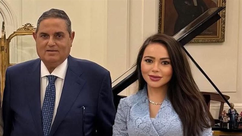 أسما إبراهيم وزوجها