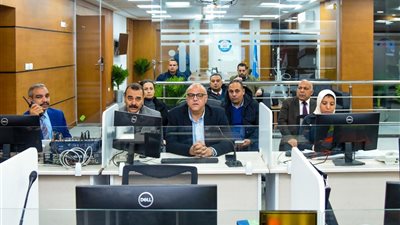 لمتابعة تداعيات الطقس.. محافظ الإسكندرية يقود غرفة الأزمات من مركز السيطرة 