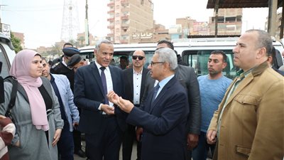 محافظ بني سويف يضبط مخالفة أجرة وخط سير بموقف الواسطى