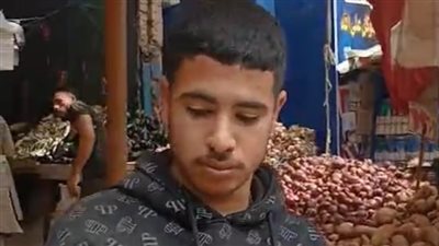 الأمطار السبب.. بائع خضار يكشف عن تلف بضاعته بسبب تقلبات الطقس| فيديو