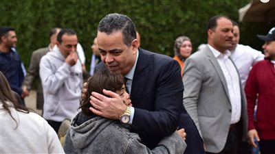 عصام عفيفي يشارك فرحة احتفالية يوم اليتيم: «الأقرب إلى القلب»