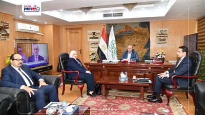 محافظ الفيوم يناقش التعاون بين المستشفيات الجامعية والمركزية لتعزيز المنظومة 