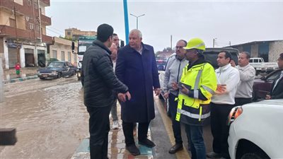 محافظ مطروح يتفقد ميدانيا جهود سحب تراكمات مياه الأمطار لتيسير حركة السيارات 
