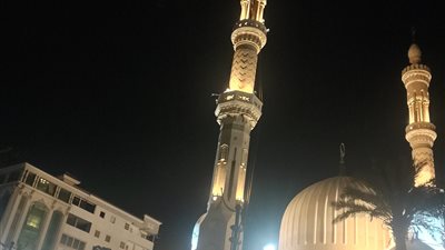 الدفع بمعدات لإزالة هلال مآذنه مسجد البحر بعد رصد ميل مفاجئ
