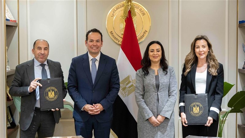 وزيرة التضامن توقع