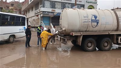 استمرار جهود رفع تجمعات مياه الأمطار بمحافظة القليوبية حتى صباح اليوم