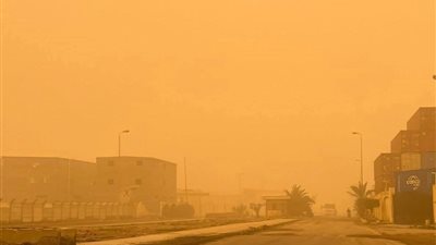 عاصفة ترابية تضرب دمياط وتحذير للسائقين والمواطنين من تدني الرؤية