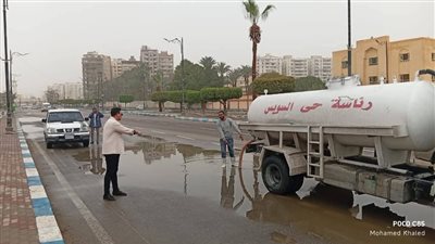 كسح مياه الأمطار في حي السويس بمحافظة السويس بعد ليلة ممطرة 
