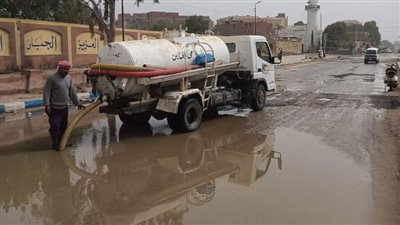 متابعة ميدانية مكثفة لكسح مياه الأمطار بشوارع حي الجناين بالسويس