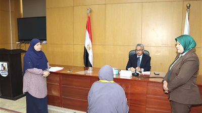 محافظ بني سويف يوجه صرف إعانة لسيدة نظرا لظروفها وبحث مطالب المواطنين 
