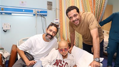 حمزة العيلي وخالد كمال ينثران البسمة داخل مستشفى شفاء الأورمان