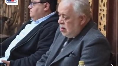 أول الحاضرين.. أشرف زكي يقدم واجب العزاء لأسرة المخرج الراحل طارق سعيد