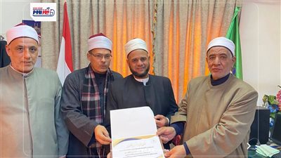 مدير أوقاف الفيوم يكرم الشيخ ربيع عبد الله عبدالفتاح تقديرًا لانضباطه الدعوي 