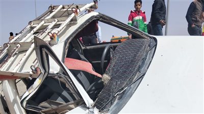 إنقلاب سيارتين ملاكى داخل مياه بحر قرية المدنية بالفيوم 