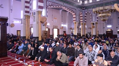 محافظ دمياط يؤدي صلاة الجمعة بمسجد البحر بعد اعادة فتحه واستقبال المصلين
