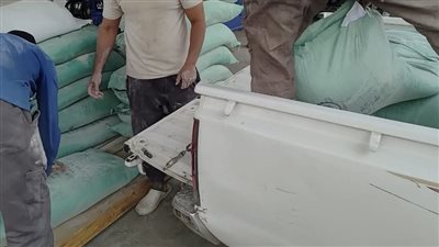 قبل ما يوصل السوق السوداء.. تموين الأقصر يضبط دقيق مدعم داخل سيارة نقل 